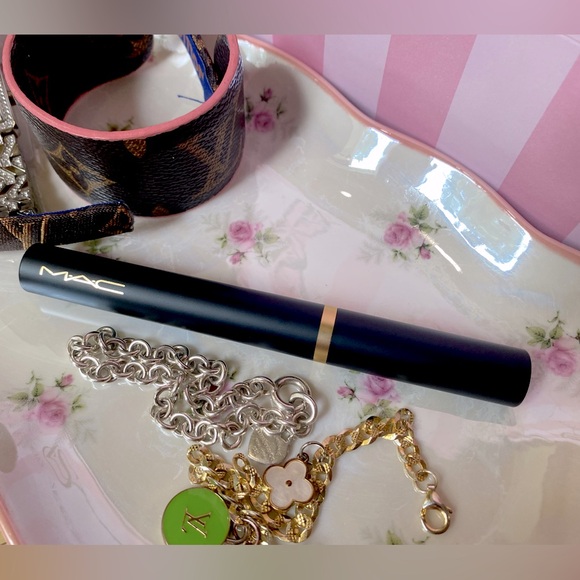 NIB! MAC ❤️”Love cove” NIB ❤️‍🔥 powder kiss slim - Picture 9 of 13